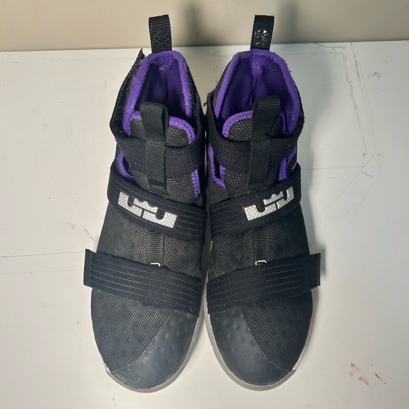 Nike Lebron Soldier basketball shoes - Picture 2 of 7